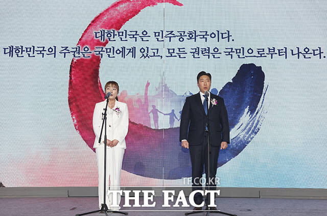 '민주주의를 열다' 성명서 낭동학흔 김예지 국민의힘 의원(왼쪽)과 김용만 더불어민주당 의원.