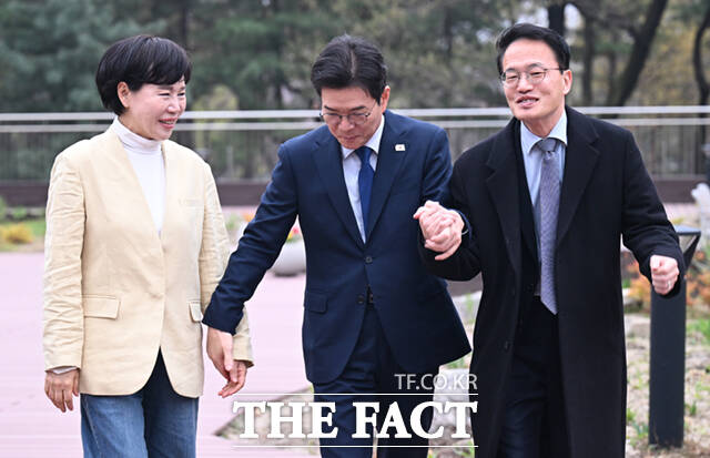 더불어민주당 서울시장 최종 후보로 선출된 정원오 후보(가운데)가 10일 서울 여의도 국회 강변서재에서 함께 경쟁했던 박주민(오른쪽)·전현희 의원을 만나 환담에 앞서 포즈를 취하고 있다. /국회=이새롬 기자