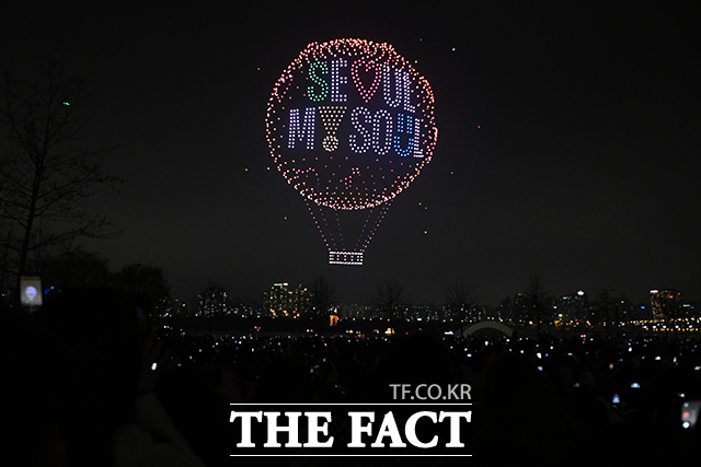 ‘한강 불빛 공연’(드론 라이트 쇼)이 10일 오후 서울 영등포구 여의도한강공원에서 펼쳐지고 있다. /김성렬 기자