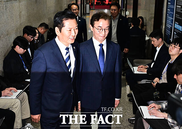 정청래 더불어민주당 대표가 10일 오후 서울 여의도 국회에서 6.3 지방선거 부산시장 후보로 선출된 전재수 의원과 면담에 앞서 포옹을 하고 있다. /국회=배정한 기자