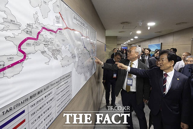 정동영 통일부 장관이 10일 오전 경기도 파주시 도라산역에서 열린 '도라산역, 평화를 다시 잇다' 행사에 참석해 기념사를 하고 있다. /청사사진기자단