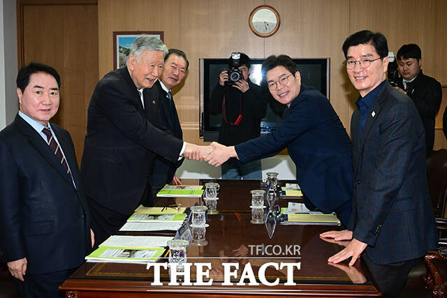 이날 이중근 대한노인협회장, 정원오 더불어민주당 서울시장 후보, 고광선 대한노인회 서울시연합회장(왼쪽부터)이 면담을 앞두고 기념촬영 하는 모습.