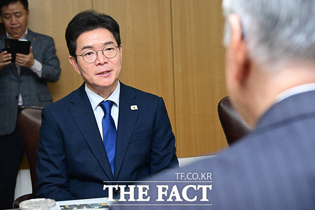 이날 이중근 대한노인협회장, 정원오 더불어민주당 서울시장 후보, 고광선 대한노인회 서울시연합회장(왼쪽부터)이 면담을 앞두고 기념촬영 하는 모습.