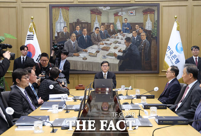 이창용 한국은행 총재가 10일 서울 중구 한국은행 본관에서 열린 금융통화위원회 본회의에서 의사봉을 두드리고 있다. /사진공동취재단