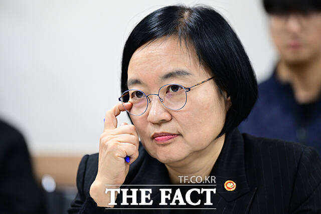 한성숙 중소벤처기업부 장관이 10일 오전 경기 부천시의 플라스틱 사출 중소기업 신광엠앤피를 방문해 플라스틱의 원재료를 살펴보고 있다. /부천=남윤호 기자