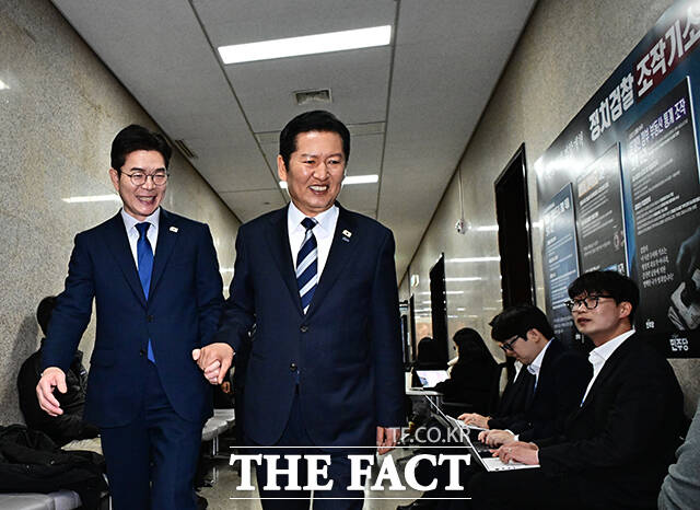 더불어민주당 서울시장 최종 후보로 확정된 정원오 후보(왼쪽)가 10일 오후 서울 여의도 국회에서 정청래 대표와 함께 면담을 위해 이동하고 있다. /국회=배정한 기자