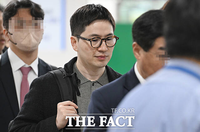 헌법재판관 미임명과 졸속 지명 등 혐의로 기소된 이원모 대통령실 공직기강비서관이 10일 오전 서울 서초구 서울중앙지방법원에서 열린 공판에 출석하고 있다. /박헌우 기자