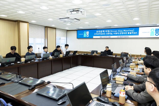 울릉군이 9일 군청 제2회의실에서 소통 문화 정착과 실질적인 소통 채널 구축을 위한 브라운백 미팅을 개최했다. /울릉군