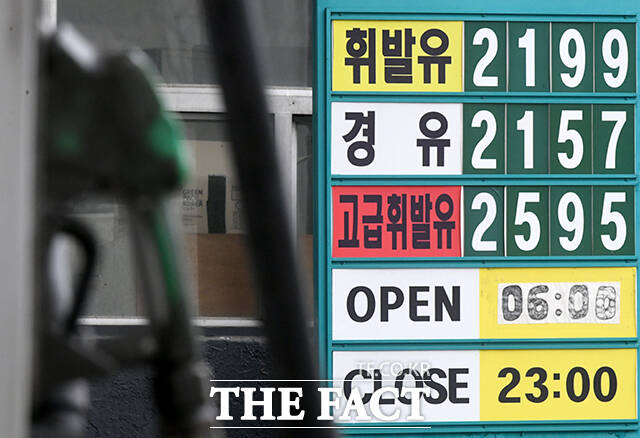 3차 석유 최고가격제 시행 첫날인 10일 오전 서울 성동구의 한 주유소 안내판 앞으로 주유를 마친 오토바이가 지나가고 있다. /박상민 기자