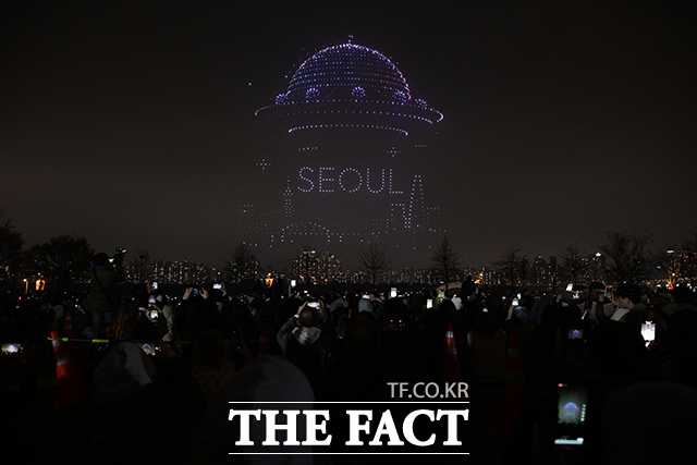 ‘한강 불빛 공연’(드론 라이트 쇼)이 10일 오후 서울 영등포구 여의도한강공원에서 펼쳐지고 있다. /김성렬 기자