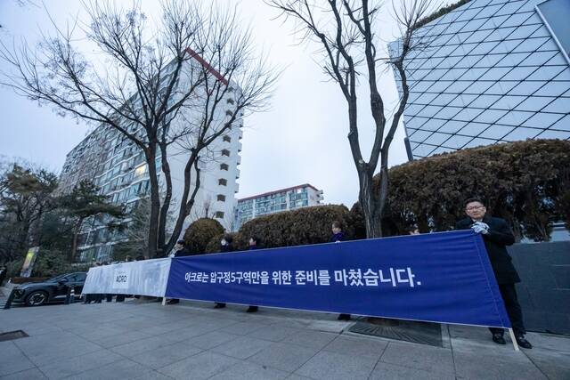 1조4960억원 규모의 압구정5구역은 현대건설과 DL이앤씨 2파전이 점쳐진다. 사진은 DL이앤씨 임직원들이 압구정5구역 인근에서 조합원들에게 출근길 인사를 하고 있는 모습. /DL이앤씨