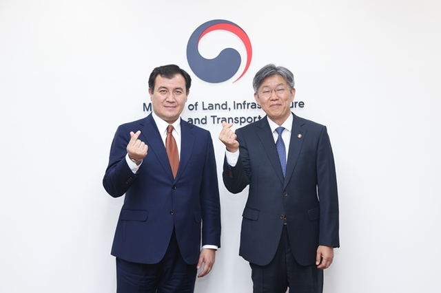 김이탁 국토부 제1차관이 10일 서울에서 알리벡 바카예프 카자흐스탄 외교부 차관을 만나 도시개발과 도심항공교통 분야 협력 강화 방안을 의논했다. /국토교통부