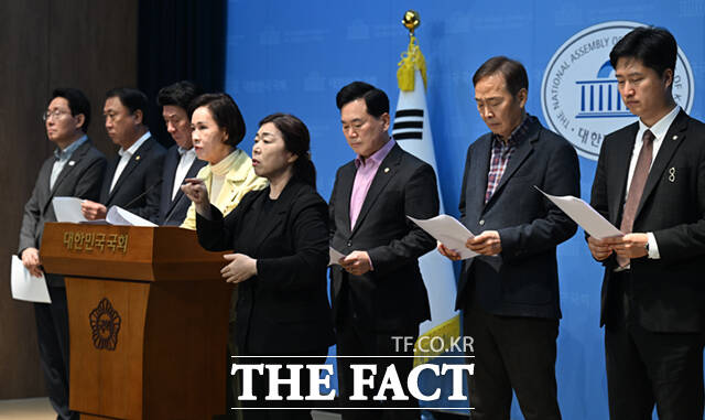 이인선 의원을 비롯한 국민의힘 대구 지역구 의원들이 10일 서울 여의도 국회 소통관에서 기자회견을 열어 대구시장 경선 관련 입장을 밝히며 고개 숙여 사과하고 있다. /국회=이새롬 기자