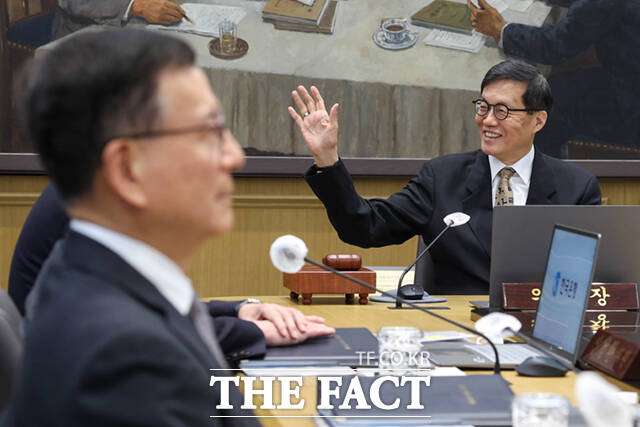 이창용 한국은행 총재가 10일 서울 중구 한국은행 본관에서 열린 금융통화위원회 본회의에서 회의를 주재 하고 있다. /사진공동취재단
