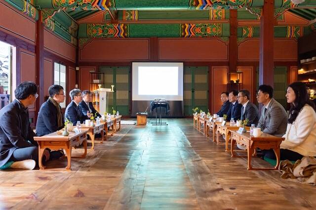 신협중앙회 관계자들이 창덕궁 약방 및 연경당에서 '한지활용 창덕궁 보수정비 후원사업 성과공유회'를 개최하고 성과를 공유하고 있다. /신협중앙회
