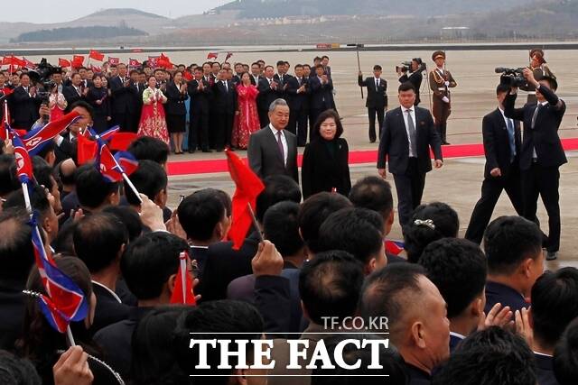 북한은 10일 최선희 외무상과 왕이 중국 공산당 중앙위원회 정치국 위원 겸 외교부장이 전날 평양 금수산 영빈관에서 회담을 가졌다고 밝혔다. 사진은 왕 부장이 전날 평양국제비행장을 통해 방북하며 최 외무상과 함께 있는 모습. /AP. 뉴시스