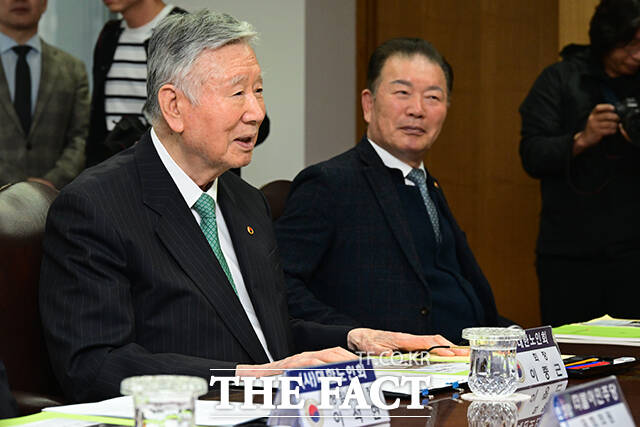 이날 이중근 대한노인협회장, 정원오 더불어민주당 서울시장 후보, 고광선 대한노인회 서울시연합회장(왼쪽부터)이 면담을 앞두고 기념촬영 하는 모습.