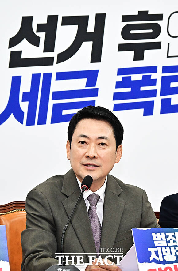 장동혁 국민의힘 대표(왼쪽 세번째)가 10일 오후 서울 여의도 국회에서 열린 최고위원회의에 참석해 모두발언을 하고 있다. /국회=배정한 기자