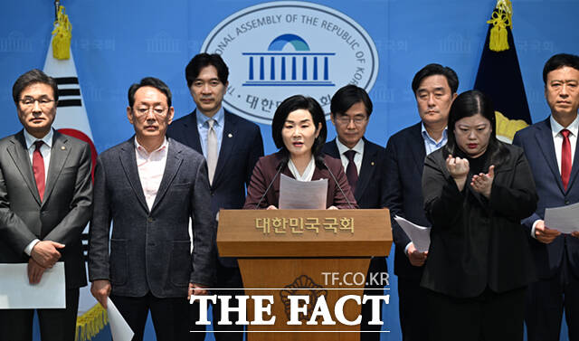 국민의힘 부산 지역 국회의원들이 10일 서울 여의도 국회 소통관에서 더불어민주당 부산시장 후보인 전재수 의원에 대한 합수본의 불기소 결정에 대한 규탄 기자회견을 하고 있다. /국회=이새롬 기자