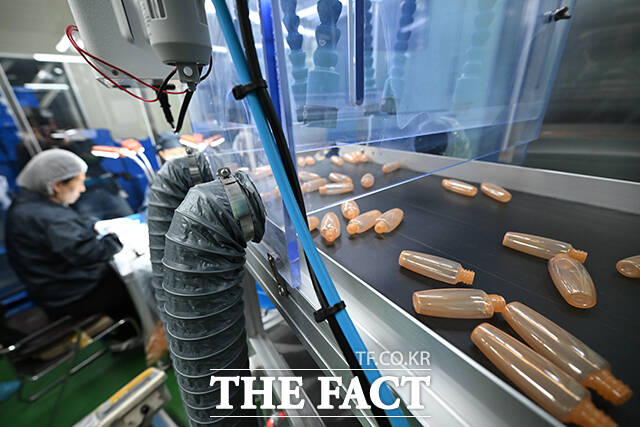 중동전쟁 여파로 플라스틱 원료인 나프타 등 화학물질 수급 불안이 이어지는 가운데 10일 오전 경기 부천시의 플라스틱 사출 중소기업 신광엠앤피에 관계자가 플라스틱 원재료를 바라보고 있다. /부천=남윤호 기자