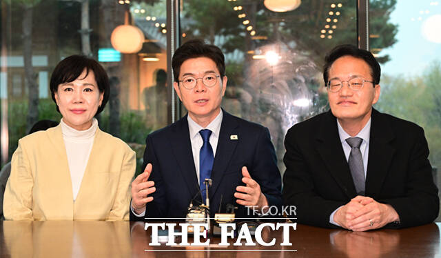 더불어민주당 서울시장 최종 후보로 선출된 정원오 후보(가운데)가 10일 서울 여의도 국회 강변서재에서 함께 경쟁했던 박주민(오른쪽)·전현희 의원을 만나 환담에 앞서 포즈를 취하고 있다. /국회=이새롬 기자