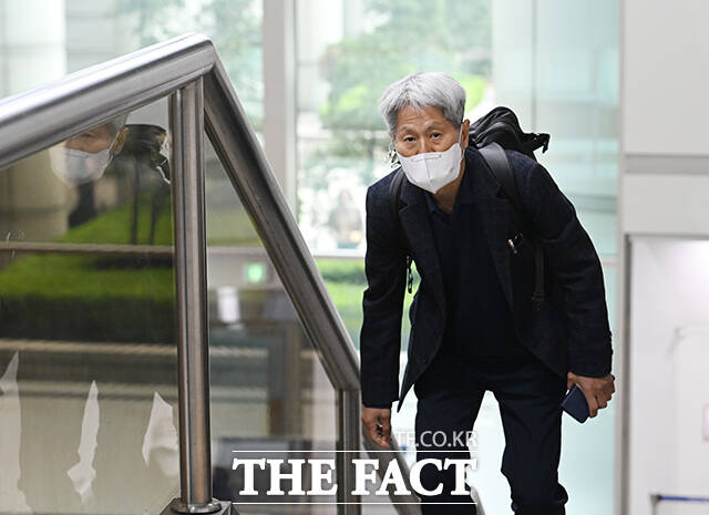 명예훼손 등 혐의로 기소된 신학림 전 전국언론노조 위원장이 10일 오후 서울 서초구 서울중앙지방법원에서 열린 공판에 출석하고 있다. /박헌우 기자