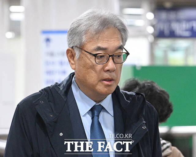 헌법재판관 미임명과 졸속 지명 등 혐의로 기소된 정진석 전 대통령비서실장이 10일 오전 서울 서초구 서울중앙지방법원에서 열린 공판에 출석하고 있다. /박헌우 기자