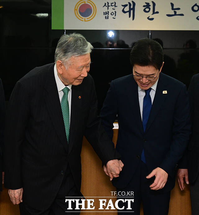 이날 이중근 대한노인협회장, 정원오 더불어민주당 서울시장 후보, 고광선 대한노인회 서울시연합회장(왼쪽부터)이 면담을 앞두고 기념촬영 하는 모습.