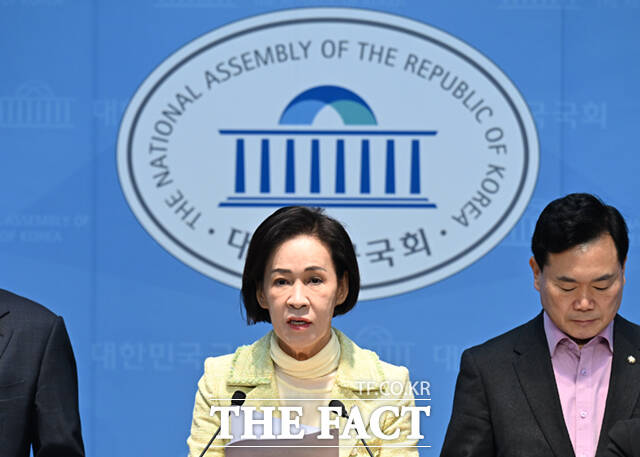 이인선 의원을 비롯한 국민의힘 대구 지역구 의원들이 10일 서울 여의도 국회 소통관에서 기자회견을 열어 대구시장 경선 관련 입장을 밝히며 고개 숙여 사과하고 있다. /국회=이새롬 기자