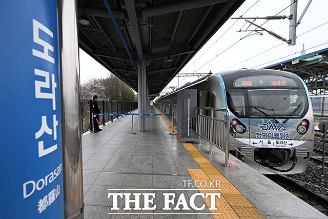 ‘DMZ 평화이음 열차’가 서울역에서 도라산역까지 6년 6개월 만에 운행 재개의 신호탄을 쐈다. 사진은 이날 운행이 재개된 DMZ 평화이음 열차가 경기도 파주시 도라산역에 정차해 있는 모습. /청사사진기자단