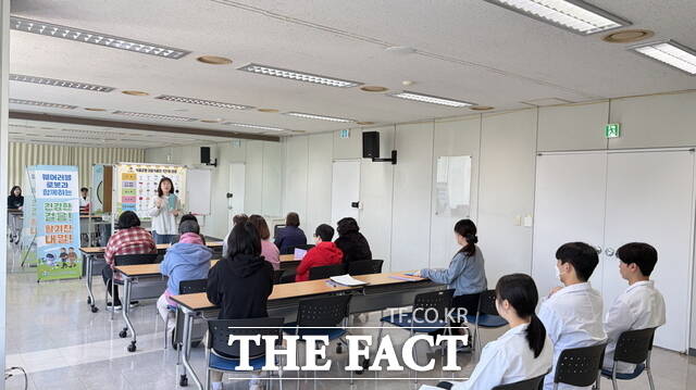 천안시 서북구보건소가 웨어러블 로봇 활용 신체활동 프로그램을 운영하고 있다. /천안시