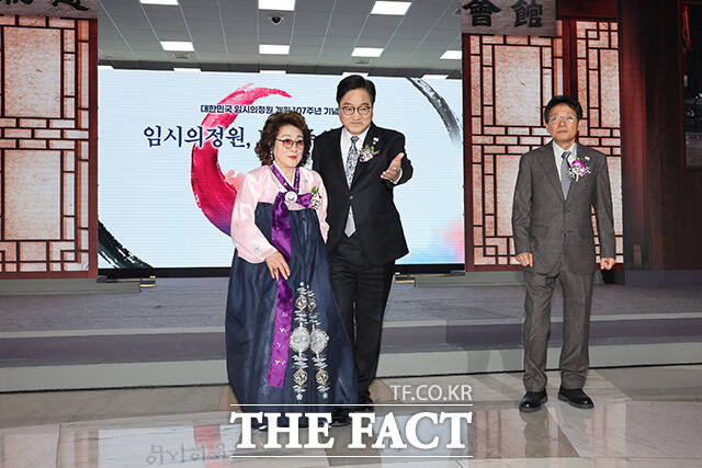 윤기섭 제7대 대한민국 임시의정원 의장(왼쪽), 이강 제13대 대한민국 임시의정원 의장의 후손과 함께 입장하는 우원식 국회의장(가운데).