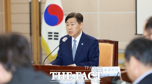 10일 전북도청 종합상황실에서 김관영 전북도지사가 합동간부회의를 주재하고 있는 가운데 흔들림 없는 도정 운영을 강조하고 있다. /전북도