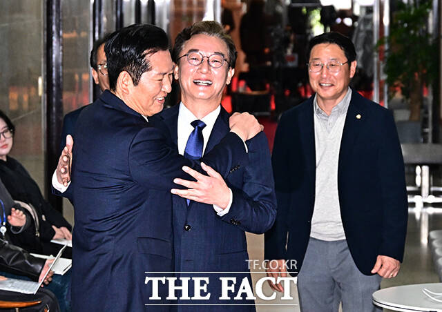 정청래 더불어민주당 대표가 10일 오후 서울 여의도 국회에서 6.3 지방선거 부산시장 후보로 선출된 전재수 의원과 면담에 앞서 포옹을 하고 있다. /국회=배정한 기자