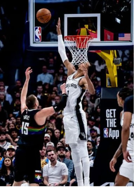 바로 이 장면 지난 4월 5일 시즌 MVP를 다투고 있는 요키치와 웸반야마의 화제의 맞대결. 요키치가 NBA 최장신 웹반야마의 수비(키 224cm 윙스팬 243cm)를 넘어 승리에 쐐기를 박는 플로터를 성공시키고 있다. 요키치는 이날 실책없이 40득점-10어시스트 이상을 기록한 최초의 선수가 됐다(40득점 13어시스트 8리바운드). / 덴버 너겟츠 홈페이지