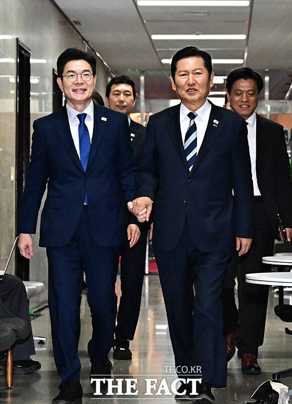 더불어민주당 서울시장 최종 후보로 확정된 정원오 후보(왼쪽)가 10일 오후 서울 여의도 국회에서 정청래 대표와 함께 면담을 위해 이동하고 있다. /국회=배정한 기자