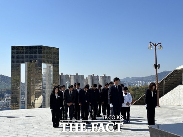 조국 조국혁신당 대표는 영남권에서 재보선 관련해 경기 하남갑을 직접 언급했다. 사진은 조 대표가 지난 8일 국립3·15민주묘지 참배하고 있는 모습. /이하린 기자