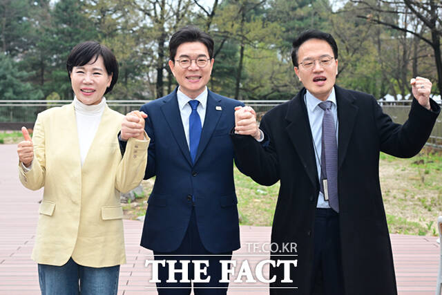 더불어민주당 서울시장 최종 후보로 선출된 정원오 후보(가운데)가 10일 서울 여의도 국회 강변서재에서 함께 경쟁했던 박주민(오른쪽)·전현희 의원을 만나 환담에 앞서 포즈를 취하고 있다. /국회=이새롬 기자