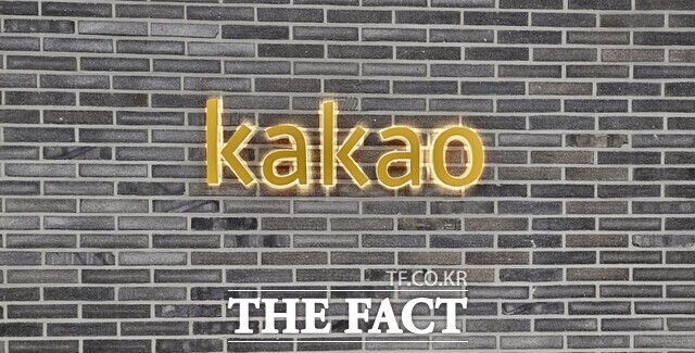 카카오는 자체 AI 모델 카나나 기반의 카나나 인 카카오톡과 오픈AI와의 협업을 통해 제공하는 챗GPT 포 카카오톡 등의 기능을 잇달아 선보이고 있다. /더팩트 DB
