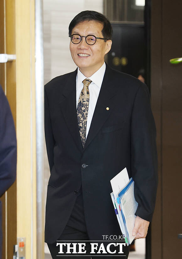 이창용 한국은행 총재가 10일 서울 중구 한국은행 본관에서 열린 금융통화위원회 본회의에서 의사봉을 두드리고 있다. /사진공동취재단
