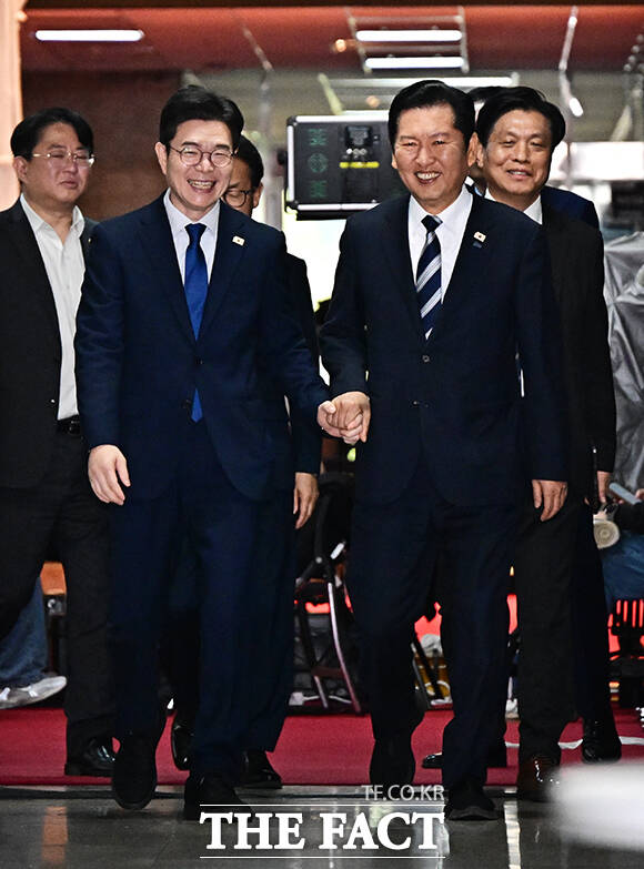 더불어민주당 서울시장 최종 후보로 확정된 정원오 후보(왼쪽)가 10일 오후 서울 여의도 국회에서 정청래 대표와 함께 면담을 위해 이동하고 있다. /국회=배정한 기자