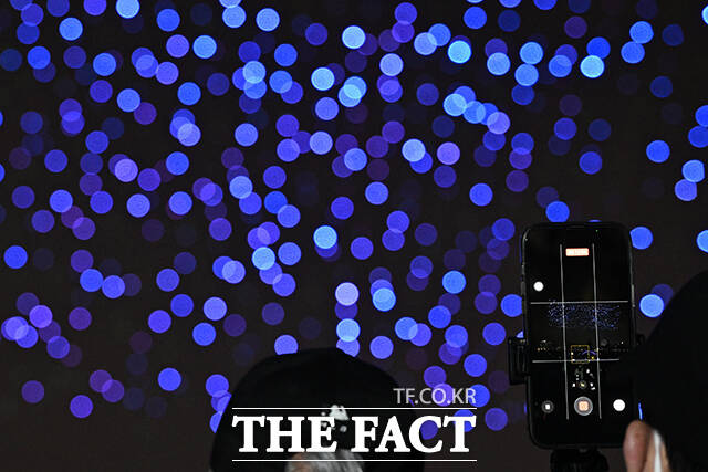 ‘한강 불빛 공연’(드론 라이트 쇼)이 10일 오후 서울 영등포구 여의도한강공원에서 펼쳐지고 있다. /김성렬 기자