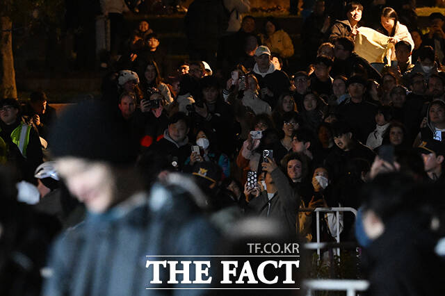 ‘한강 불빛 공연’(드론 라이트 쇼)이 10일 오후 서울 영등포구 여의도한강공원에서 펼쳐지고 있다. /김성렬 기자