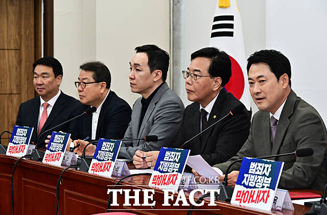 장동혁 국민의힘 대표(왼쪽 세번째)가 10일 오후 서울 여의도 국회에서 열린 최고위원회의에 참석해 모두발언을 하고 있다. /국회=배정한 기자