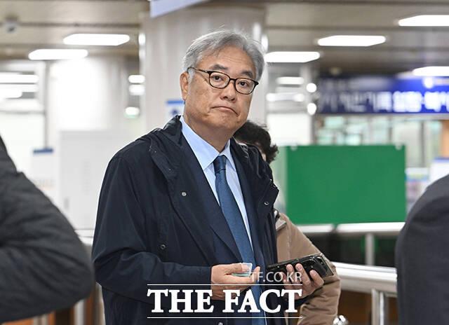 헌법재판관 미임명과 졸속 지명 등 혐의로 기소된 정진석 전 대통령비서실장이 10일 오전 서울 서초구 서울중앙지방법원에서 열린 공판에 출석하고 있다. /박헌우 기자