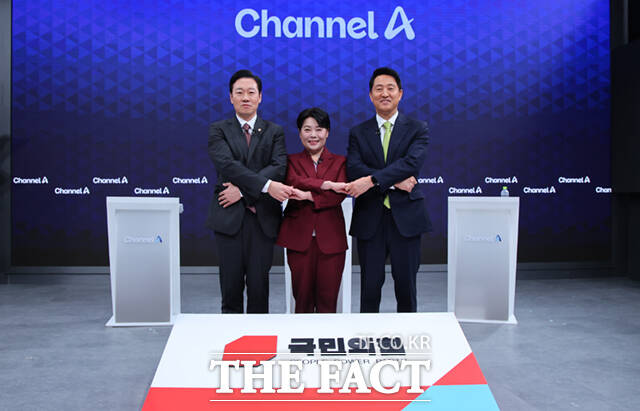 국민의힘 서울시장 예비후보인 박수민 의원과 윤희숙 전 의원, 오세훈 서울시장(왼쪽부터)이 10일 오후 서울 종로구 채널A 스튜디오에서 열린 국민의힘 서울시장 후보 제2차 TV 토론회에 참석해 포즈를 취하고 있다. /국회사진기자단