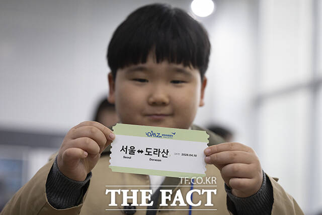 'DMZ 평화이음 열차'가 운행이 재개된 10일 오전 서울 중구 서울역 플랫폼으로 열차가 들어오고 있다. 서울역과 도라산역을 오가는 정기 관광열차인 'DMZ 평화이음 열차'는 6년 6개월 만에 운행이 재개됐다. /청사사진기자단