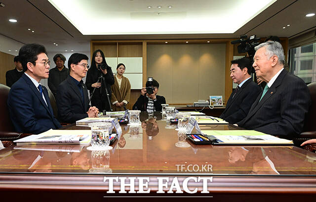 이날 이중근 대한노인협회장, 정원오 더불어민주당 서울시장 후보, 고광선 대한노인회 서울시연합회장(왼쪽부터)이 면담을 앞두고 기념촬영 하는 모습.