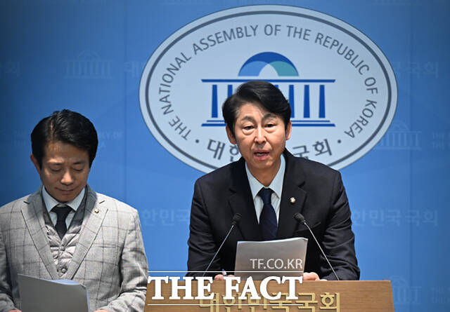 국회 역사정의포럼 공동대표인 이수진 더불어민주당 의원이 10일 서울 여의도 국회 소통관에서 일본의 지속적인 독도 왜곡을 규탄하는 긴급 기자회견을 하고 있다.