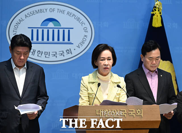이인선 의원을 비롯한 국민의힘 대구 지역구 의원들이 10일 서울 여의도 국회 소통관에서 기자회견을 열어 대구시장 경선 관련 입장을 밝히며 고개 숙여 사과하고 있다. /국회=이새롬 기자
